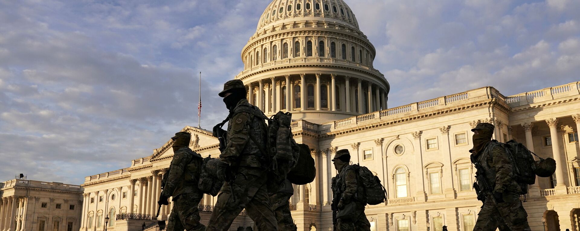 Военнослужащие Национальной гвардии США у здания Капитолия в Вашингтоне - Sputnik Узбекистан, 1920, 15.01.2021