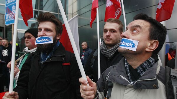 Протесты против блокировки аккаунтов в сети Facebook в Варшаве  - Sputnik Узбекистан