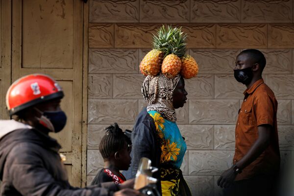Uganda, Kampala shahrida ayol boshiga ananas ko‘tarib ketmoqda - Sputnik O‘zbekiston