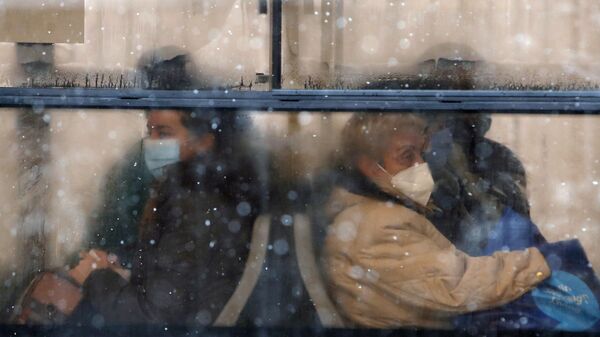  Люди в защитных масках в автобусе, иллюстративное фото - Sputnik Узбекистан