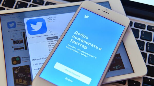 Страница социальной сети Twitter на экранах смартфона и планшета - Sputnik Узбекистан