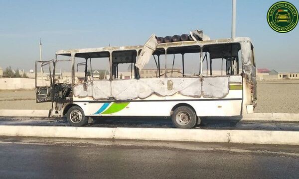 V Buxarskom rayone zagorelsya avtobus Isuzu - Sputnik O‘zbekiston