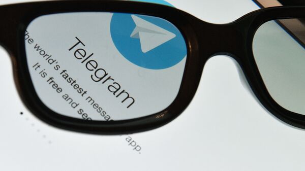 Логотип мессенджера Telegram на экране планшета. - Sputnik Узбекистан