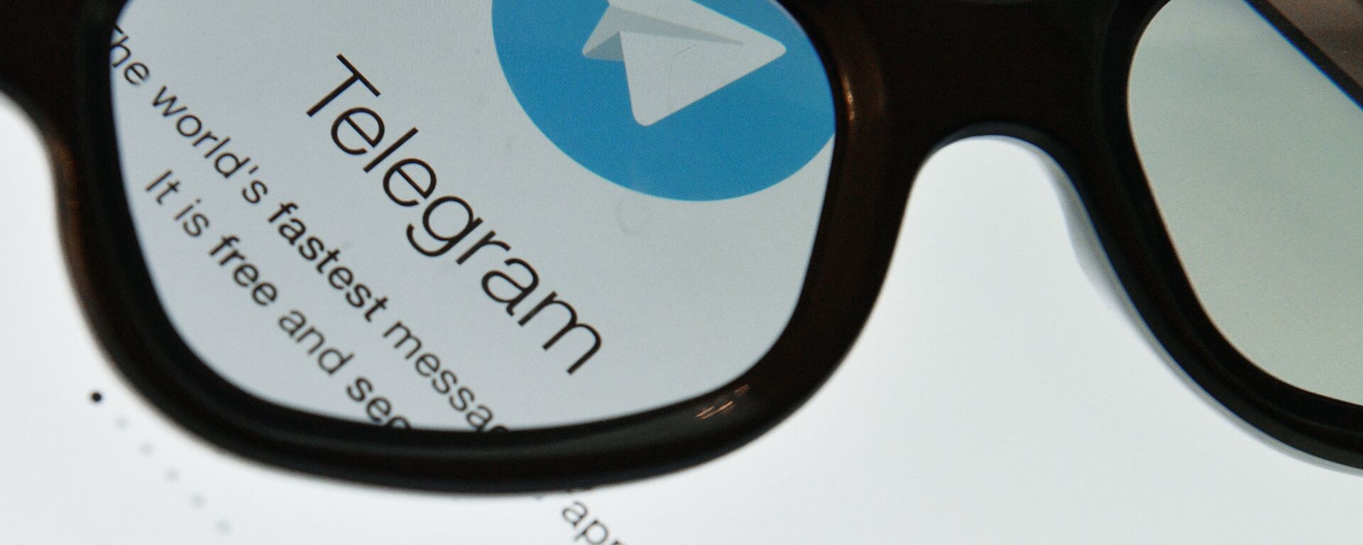 Логотип мессенджера Telegram на экране планшета. - Sputnik Узбекистан, 1920, 13.05.2021
