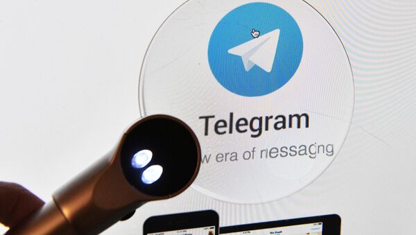 Логотип мессенджера Telegram на экране планшета - Sputnik Узбекистан