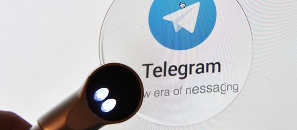 Логотип мессенджера Telegram на экране планшета - Sputnik Узбекистан