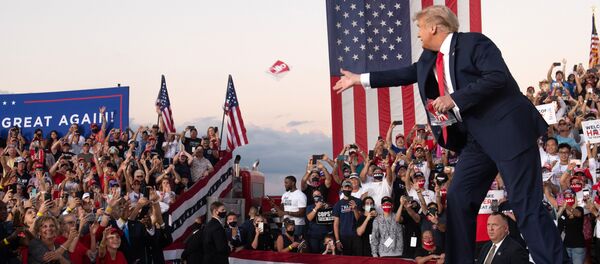 Президент США Дональд Трамп на митинге во время кампании в международном аэропорту Орландо Сэнфорд в Сэнфорде, 2020 год - Sputnik Узбекистан