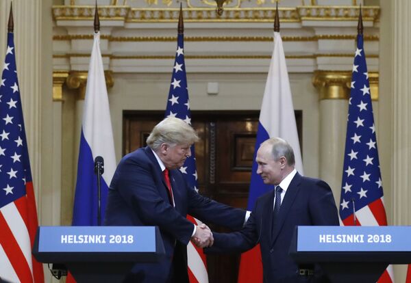 В 2018 году в Хельсинки произошла встреча Трампа и президента России Владимира Путина. Она стала первыми полноценными переговорами двух лидеров с момента инаугурации Трампа. - Sputnik Узбекистан