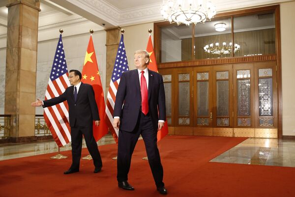 В 2017 году Трамп встретился с премьер-министром Китая Ли Кэцяном в Пекине. Тогда Трамп положительно оценил результаты своего визита и выразил надежду, что страны продолжат укреплять сотрудничество, будут совместно противостоять вызовам. - Sputnik Узбекистан