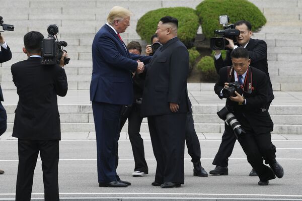 В июне 2019 года Трамп встретился с лидером КНДР Ким Чен Ыном в демилитаризованной зоне на границе Южной и Северной Корей. Встреча лидеров двух стран в этом месте произошла впервые в истории. Трамп также стал первым президентом США, который побывал на территории Северной Кореи.  - Sputnik Узбекистан