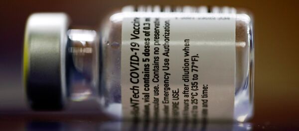 Флакон с вакциной Pfizer/BioNTech от COVID-19  - Sputnik Узбекистан