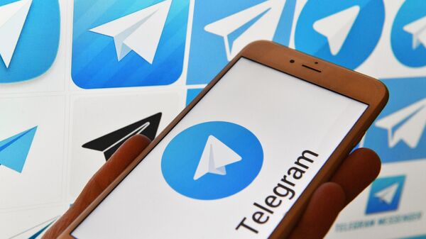 Logotip messendjera Telegram na ekranax smartfona i kompyutera - Sputnik O‘zbekiston