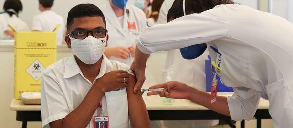 Медицинские работники во время вакцинации от коронавируса - Sputnik Узбекистан