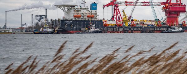 Sudno-truboukladchik Fortuna v portu nemeskogo goroda Vismar - Sputnik O‘zbekiston