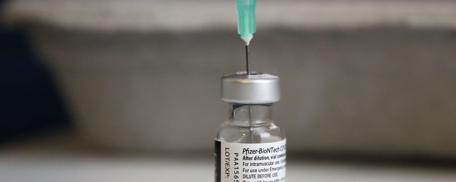 Флакон с вакциной Pfizer/BioNTech - Sputnik Ўзбекистон, 1920, 20.07.2021