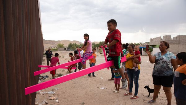 Чувство единства: розовые качели на границе США и Мексики признали Дизайном года - Sputnik Узбекистан