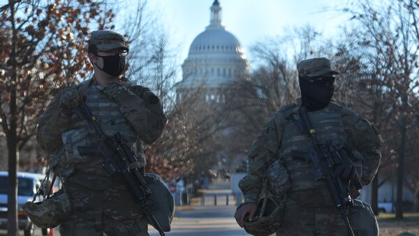 Сотрудники Национальной гвардии возле здания Капитолия в Вашингтоне - Sputnik Узбекистан