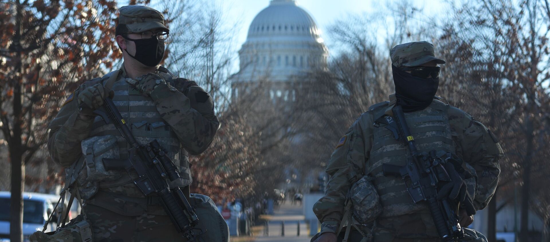 Сотрудники Национальной гвардии возле здания Капитолия в Вашингтоне - Sputnik Узбекистан, 1920, 21.01.2021