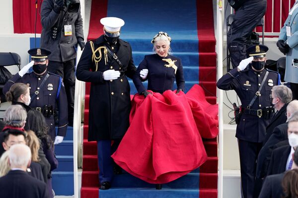 Леди Гага во время 59-й инаугурации президента США в Капитолии в Вашингтоне. - Sputnik Узбекистан