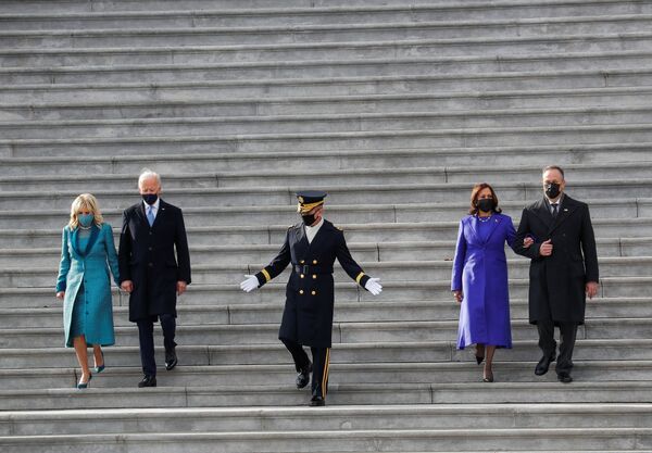 Президент США Джо Байден, первая леди Джилл Байден, вице-президент Камала Харрис и ее муж Дуг Эмхофф после церемонии инаугурации в Вашингтоне. - Sputnik Узбекистан