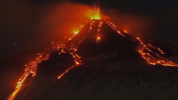 Извержение вулкана Этна, Италия - Sputnik Узбекистан