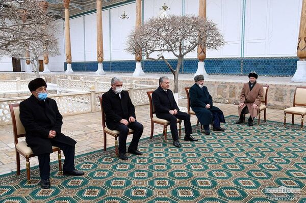 Мирзиёев в мавзолее Бахауддина Накшбанда - Sputnik Узбекистан