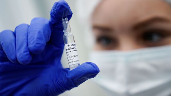 Медработник демонстрирует вакцину ЭпиВакКорона в процедурном кабинете - Sputnik Ўзбекистон
