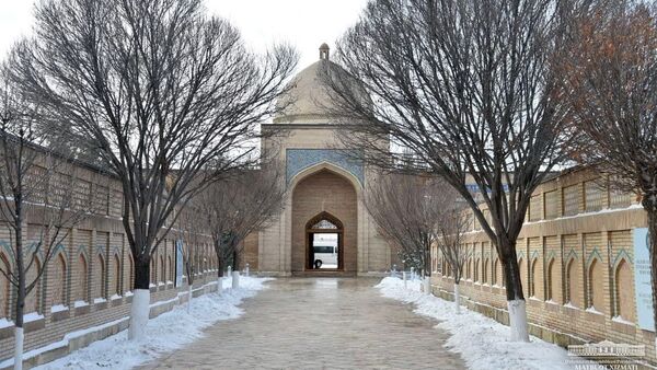  Шавкат Мирзиёев посетил мавзолей Бахоуддина Накшбанда - Sputnik Узбекистан