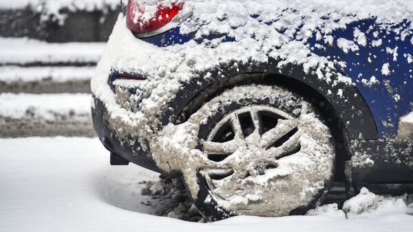 Автомобиль после снегопада - Sputnik Узбекистан