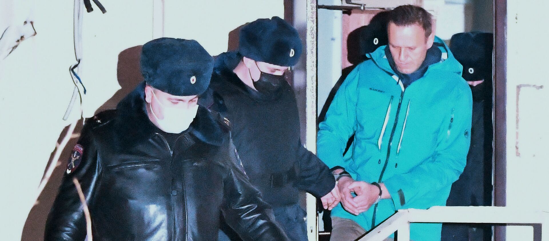 Сотрудники полиции выводят Алексея Навального из здания 2-го отдела полиции Управления МВД России по г. о. Химки - Sputnik Узбекистан, 1920, 23.01.2021