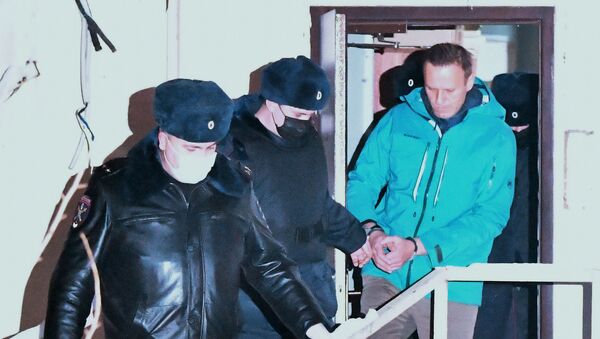 Сотрудники полиции выводят Алексея Навального из здания 2-го отдела полиции Управления МВД России по г. о. Химки - Sputnik Узбекистан