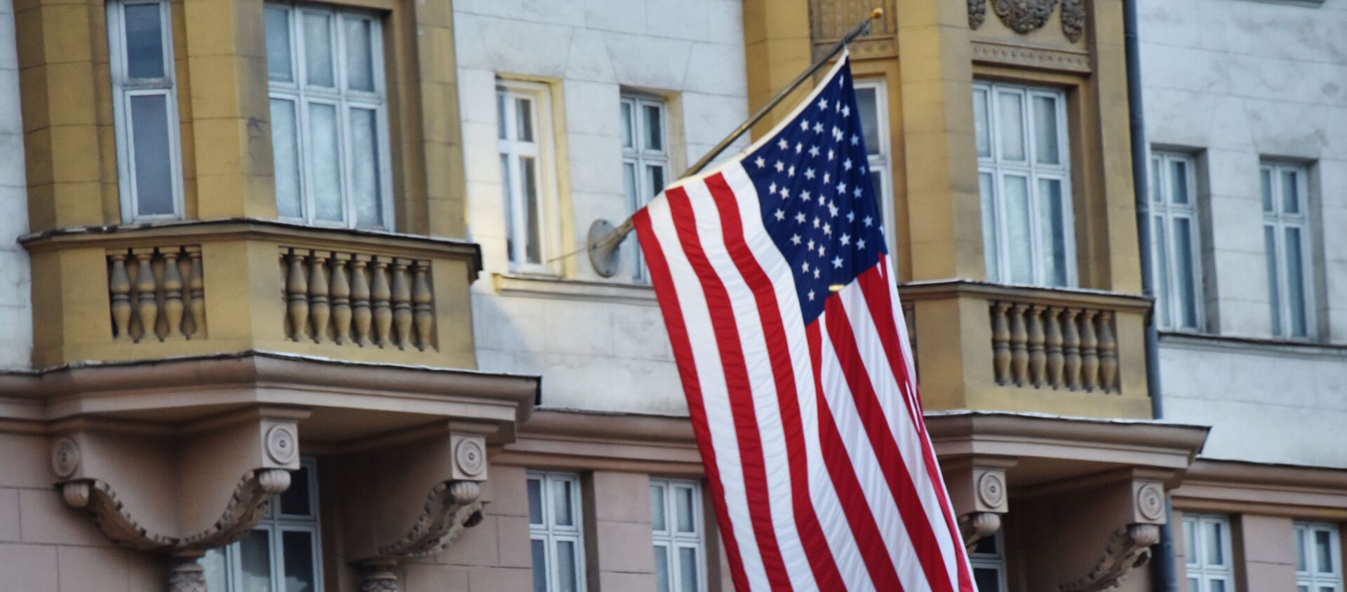 Флаг США на здании посольства в Москве - Sputnik Узбекистан, 1920, 25.01.2021