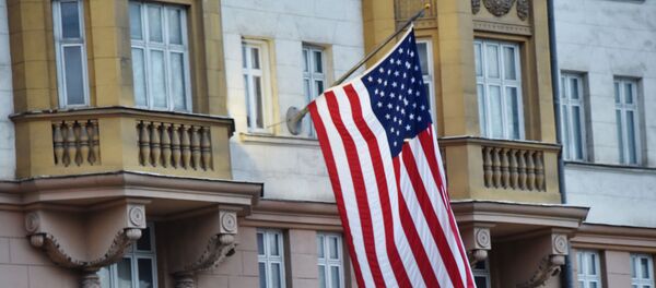 Флаг США на здании посольства в Москве - Sputnik Узбекистан