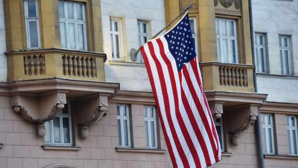 Флаг США на здании посольства в Москве - Sputnik Узбекистан