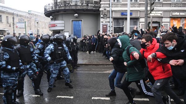 Сотрудники правоохранительных органов и участники несанкционированной акции сторонников Алексея Навального в Москве - Sputnik Узбекистан