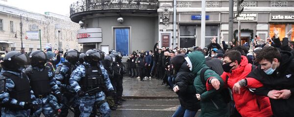 Сотрудники правоохранительных органов и участники несанкционированной акции сторонников Алексея Навального в Москве - Sputnik Узбекистан