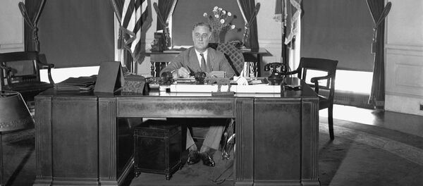 Президент США Франклин Рузвельт в Овальном кабинете, 1933 год. - Sputnik Узбекистан