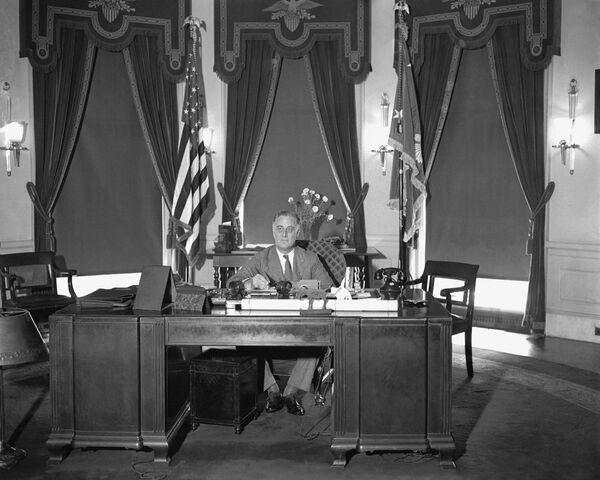 Президент США Франклин Рузвельт в Овальном кабинете, 1933 год. - Sputnik Узбекистан