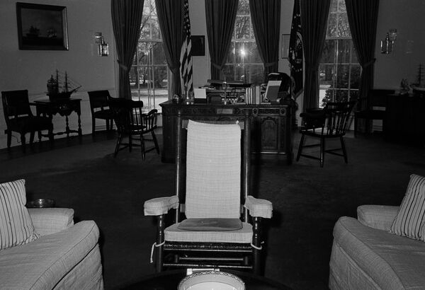 Кресло-качалка президента США Джона Кеннеди в Овальном кабинете, 1962 год. - Sputnik Узбекистан