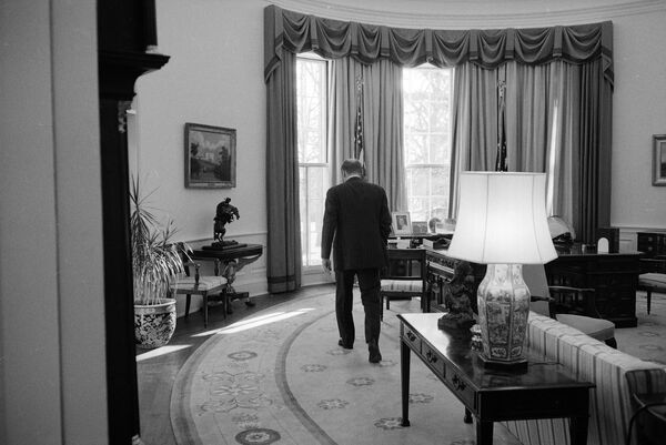 Президент США Джеральд Форд в Овальном кабинете в последний день своего правления, 1977 год. - Sputnik Узбекистан