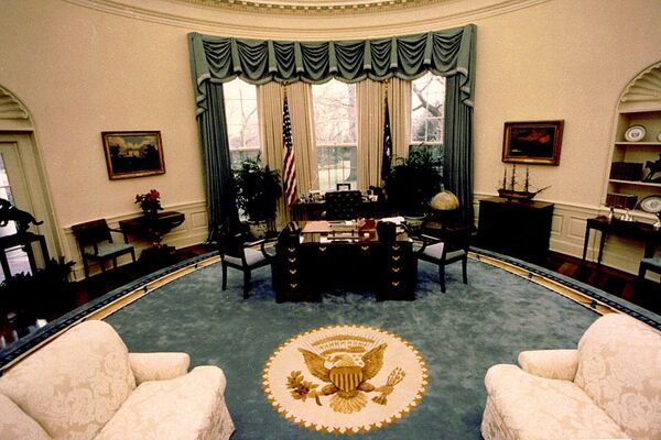 Овальный кабинет при президенте США Джордже Буше-старшем, 1990 год. - Sputnik Узбекистан
