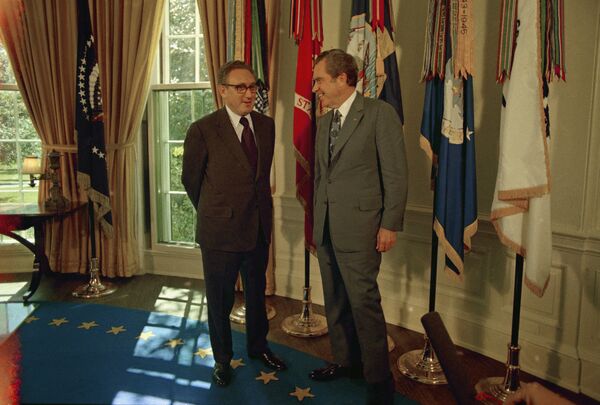Государственный деятель Генри Киссинджер и президент США Ричард Никсон в Овальном кабинете, 1973 год. - Sputnik Узбекистан