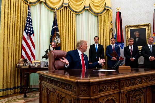 Президент США Дональд Трамп в Овальном кабинете, 2020 год. - Sputnik Узбекистан