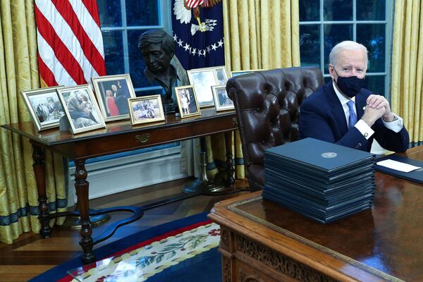 Президент США Джо Байден в Овальном кабинете в Белом доме, 2021 год. - Sputnik Узбекистан