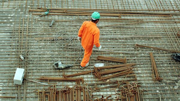 Мужчина на строительной площадке - Sputnik Узбекистан