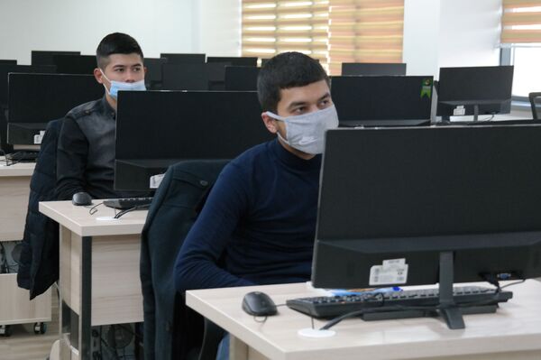 Узбекистанцы готовятся к сдаче тестов по русскому языку в моноцентре Ишга мархамат - Sputnik Узбекистан