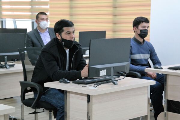 Узбекистанцы готовятся к сдаче тестов по русскому языку в моноцентре Ишга мархамат - Sputnik Узбекистан