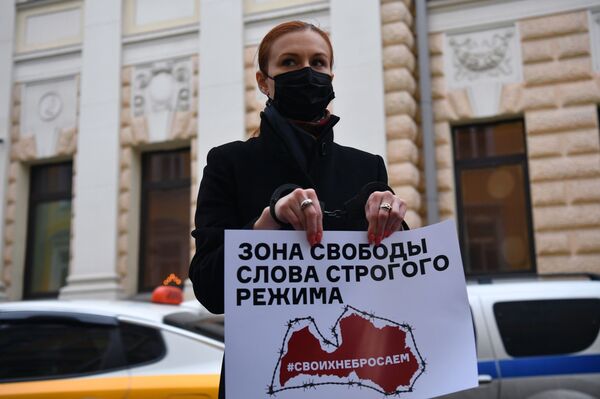 Odinochnie piketi u posolstva Latvii v Moskve - Sputnik O‘zbekiston