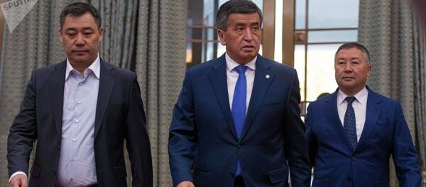 Избранный президент КР Садыр Жапаров и экс-глава государства Сооронбай Жээнбеков. Архивное фото - Sputnik Ўзбекистон