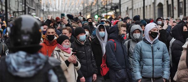 Участники несанкционированной акции сторонников Алексея Навального в Москве - Sputnik Узбекистан